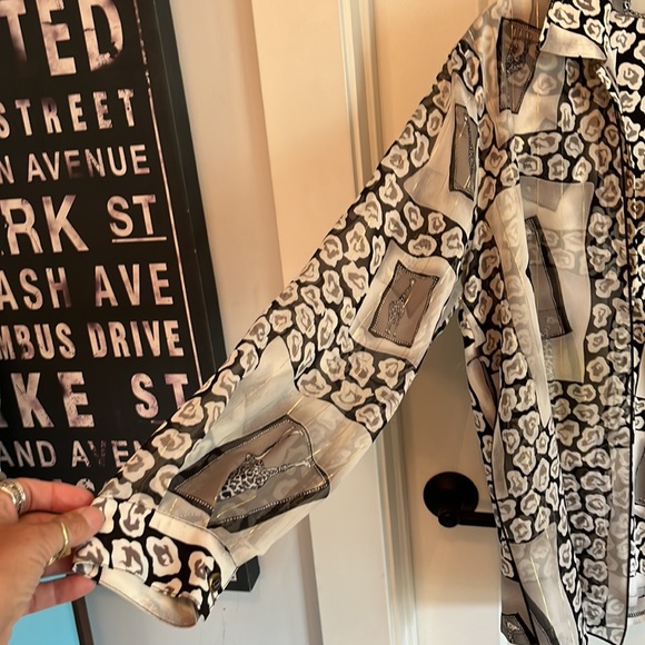 Vintage 80’s Giraffe Print Blouse! - Picture 2 of 6